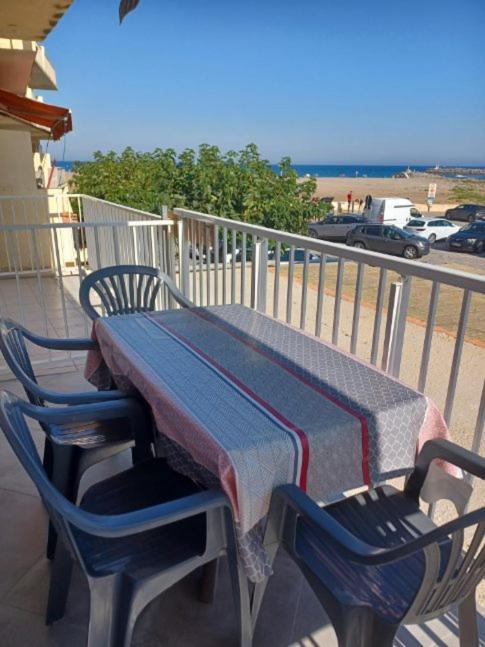 Superbe appartement avec vue sur le port Saint-Pierre-la-Mer  Extérieur photo